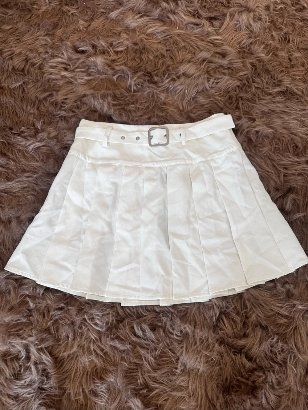 Pleated mini skirt white with buckle belt